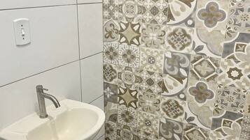 Chuveiro, secador de cabelo (mediante solicitação), toalhas de banho