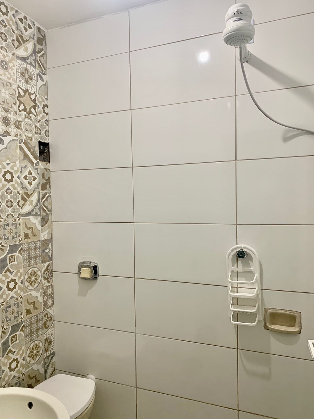 Chuveiro, secador de cabelo (mediante solicitação), toalhas de banho 