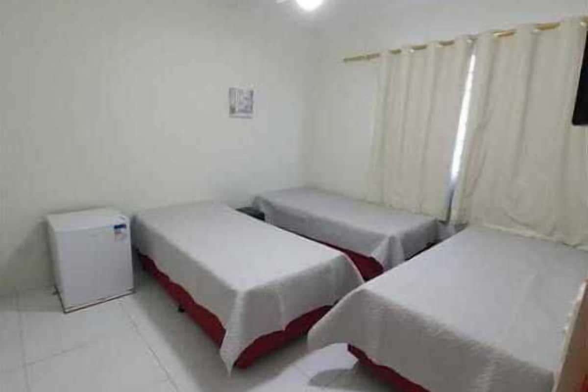 Habitación triple ejecutiva | Ropa de cama hipoalergénica, camas con efecto memoria y escritorio