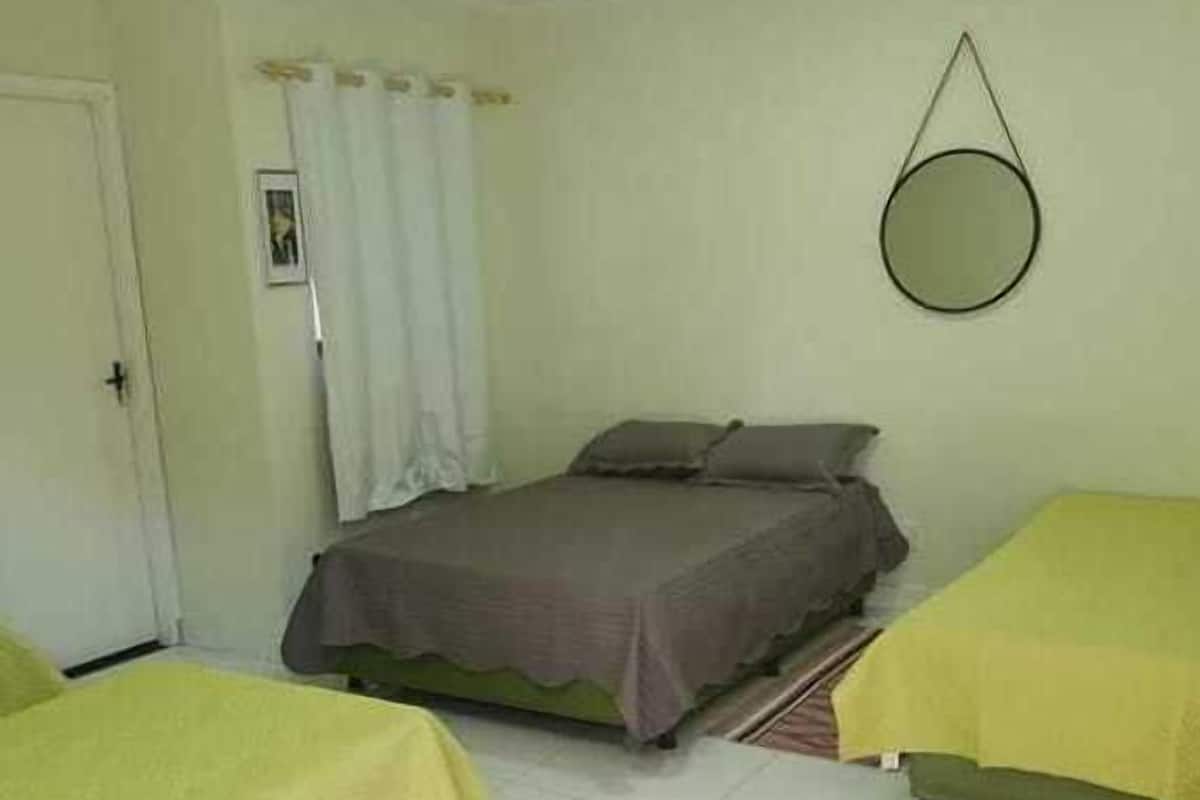 Ropa de cama hipoalergénica, camas con efecto memoria y escritorio