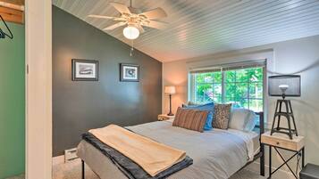 2 bedrooms, desk, iron/ironing board, WiFi