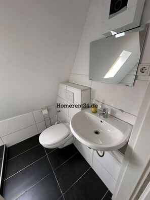 Shower, towels - Zentral Gelegenes Apartment am Bunter Garten in Mönchengladbach (Mönchengladbach)