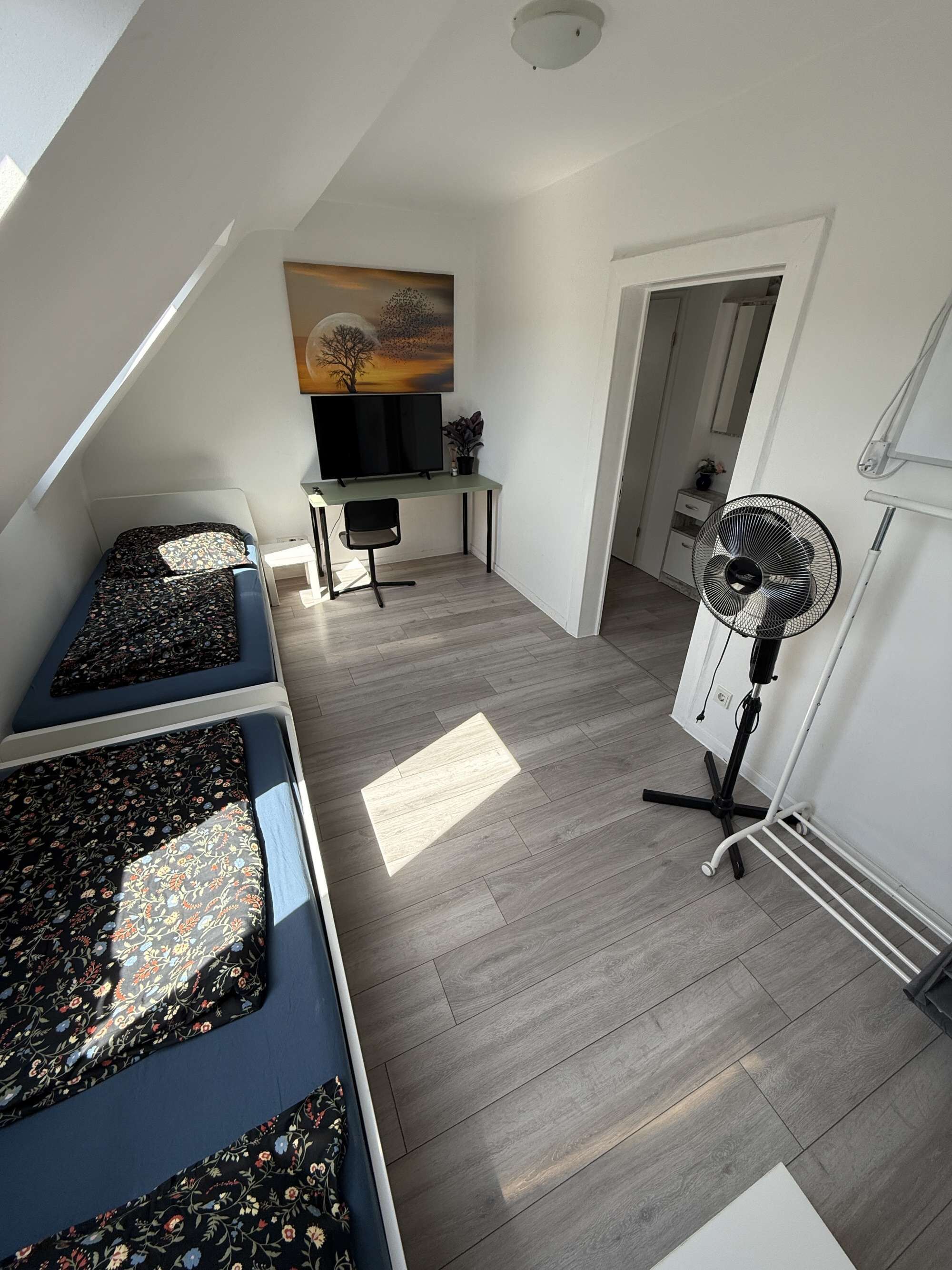 3 Schlafzimmer, Schreibtisch, Bettwäsche