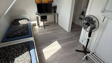 3 Schlafzimmer, Schreibtisch, Bettwäsche