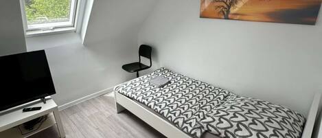 3 bedrooms, desk, bed sheets