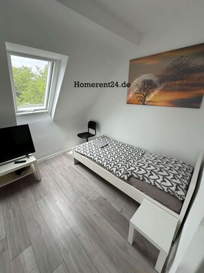 3 Schlafzimmer, Schreibtisch, Bettwäsche