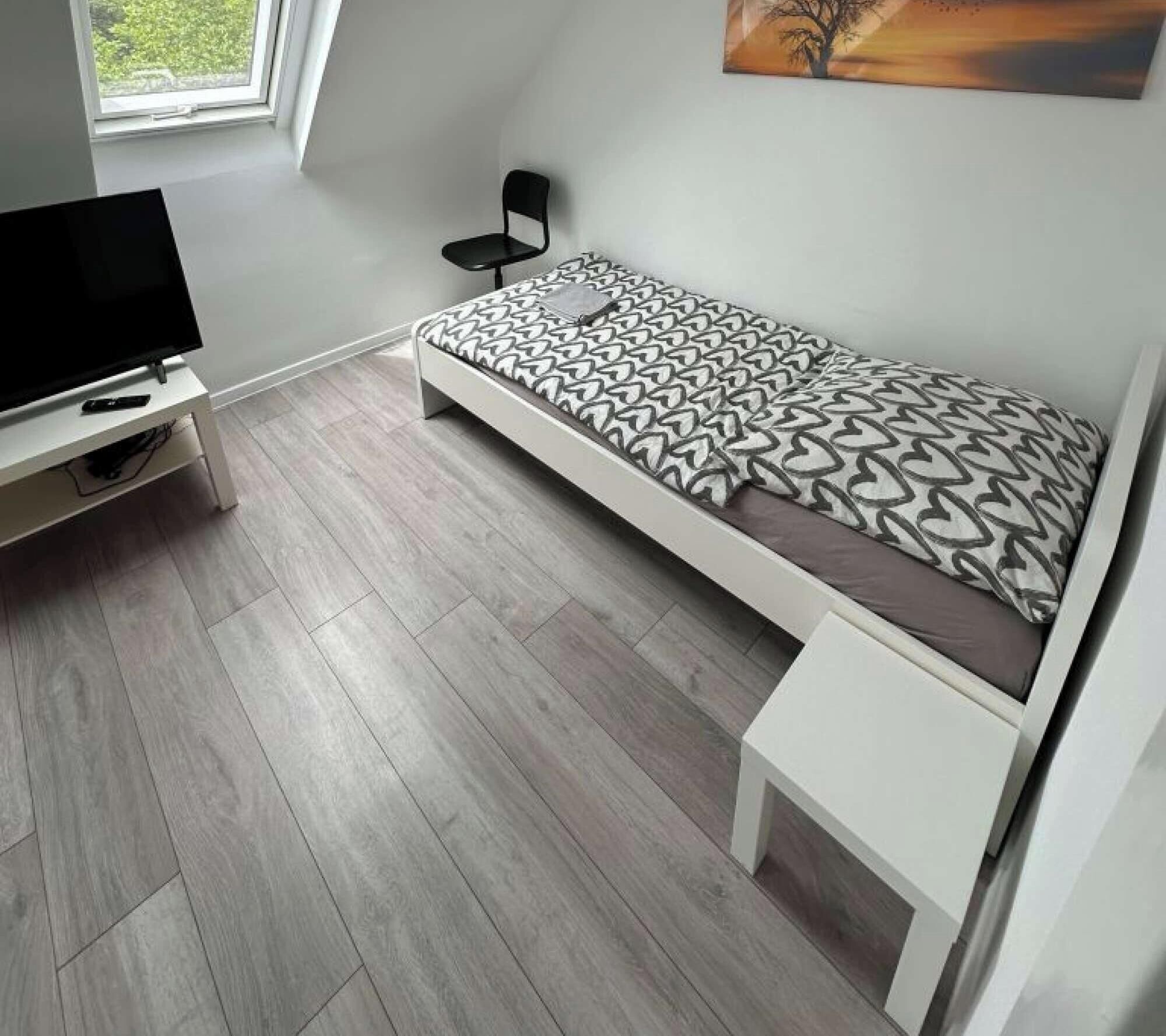3 bedrooms, desk, bed sheets
