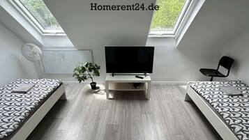 3 Schlafzimmer, Schreibtisch, Bettwäsche