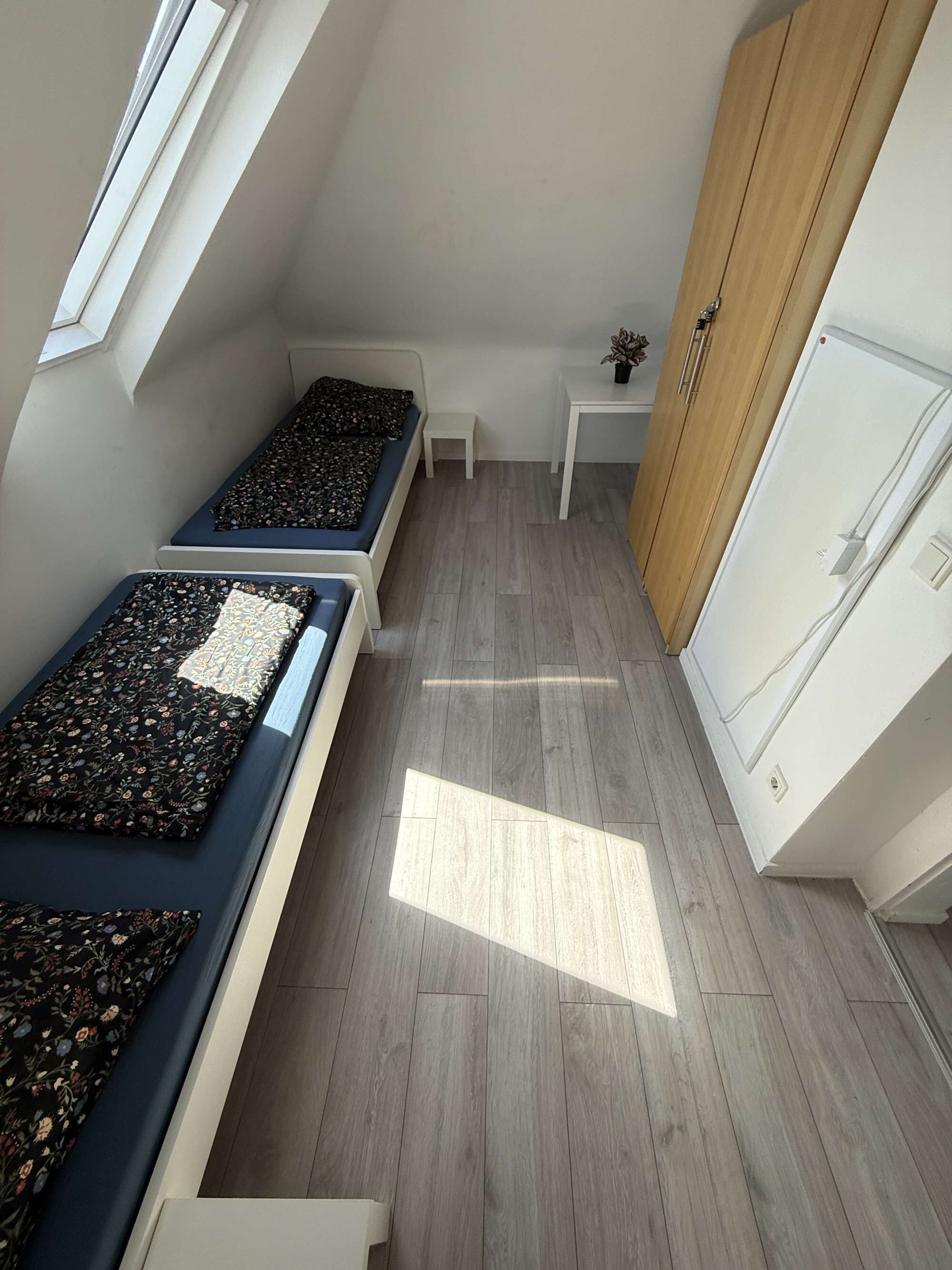 3 quartos, escrivaninha, roupa de cama