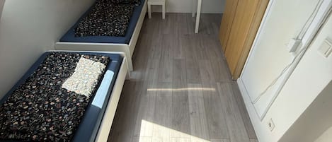 3 quartos, escrivaninha, roupa de cama