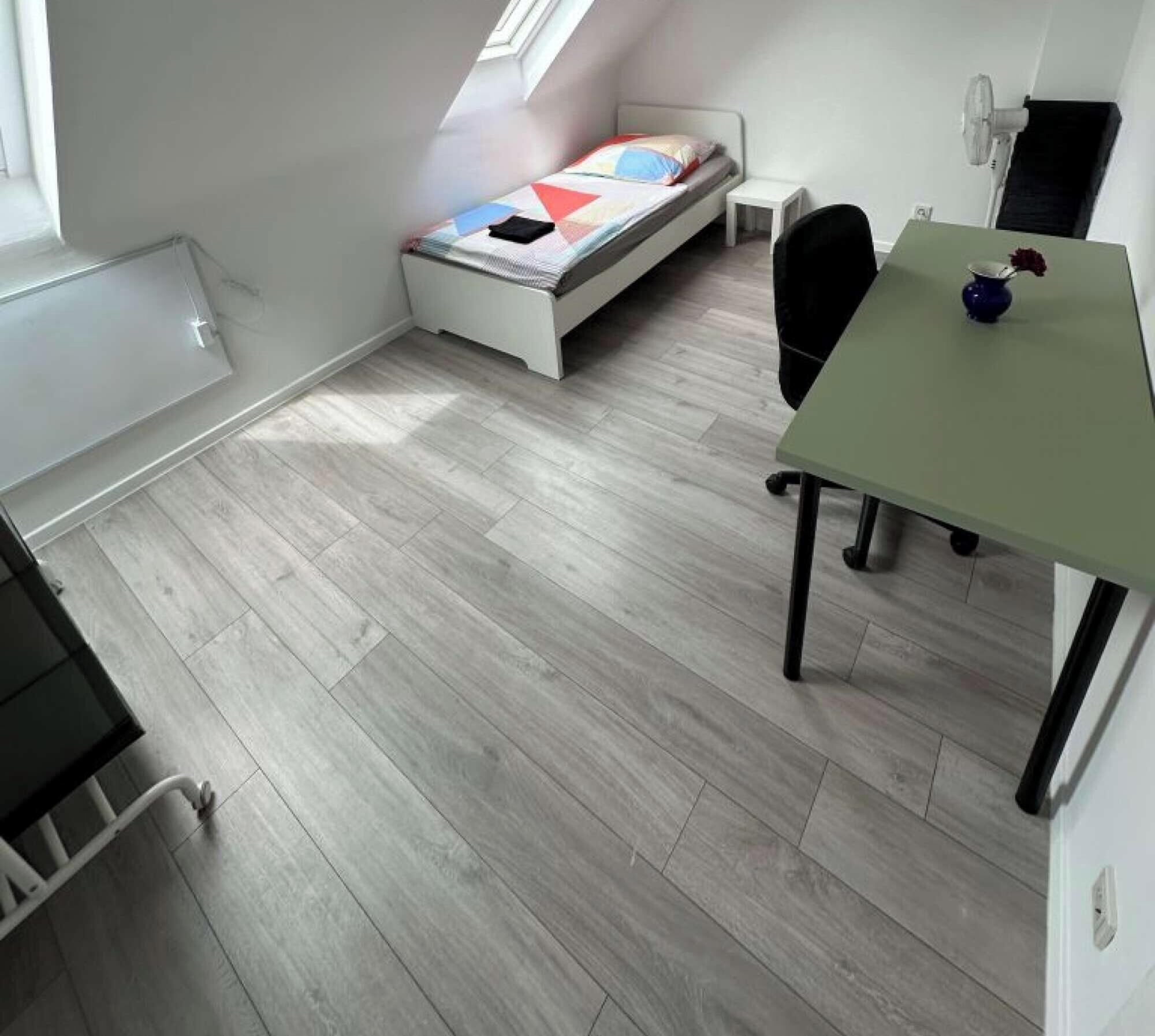 3 habitaciones, escritorio y ropa de cama 