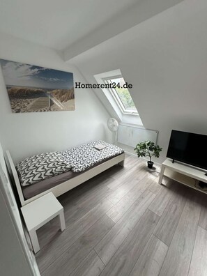 3 Schlafzimmer, Schreibtisch, Bettwäsche