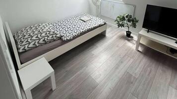3 Schlafzimmer, Schreibtisch, Bettwäsche