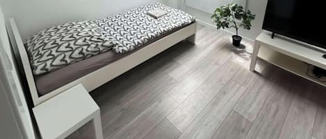 3 habitaciones, escritorio y ropa de cama