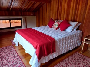 4 quartos, escrivaninha, ferros/tábuas de passar roupa, berço de viagem