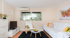 公寓 (One Bedroom Apartment with Terrace) | 客厅 | 25-英寸电视（配备有线频道）
