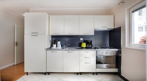 公寓 (One Bedroom Apartment with Terrace) | 私人厨房 | 冰箱