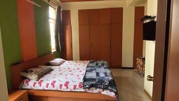 3 bedrooms, desk, iron/ironing board, free WiFi