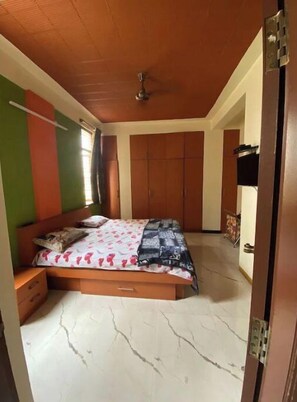 3 chambres, bureau, fer et planche Ă repasser, accĂšs au Wi-Fi (inclus)
