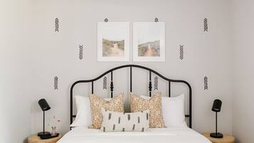 5 dormitorios, escritorio, tabla de planchar con plancha y cuna de viaje