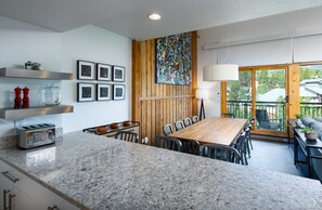 Dining - Trails End Mountainview Penthouse Condo: Ski In/Out, Stroll To Main Street (Breckenridge)