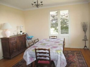 Classic-Villa | Wohnbereich | 40-cm-Flachbildfernseher mit Digitalempfang, Fernseher, DVD-Player