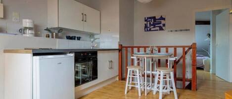 冷蔵庫、オーブン、コンロ、コーヒー / ティーメーカー