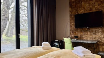 Habitación doble | Ropa de cama hipoalergénica, edredón, cuna de viaje y wifi gratis