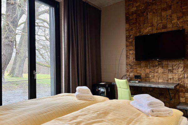 Ropa de cama hipoalergénica, cubrecamas, cuna de viaje y wifi gratis