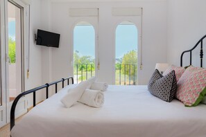 4 slaapkamers, een strijkplank/strijkijzer, gratis wifi, beddengoed