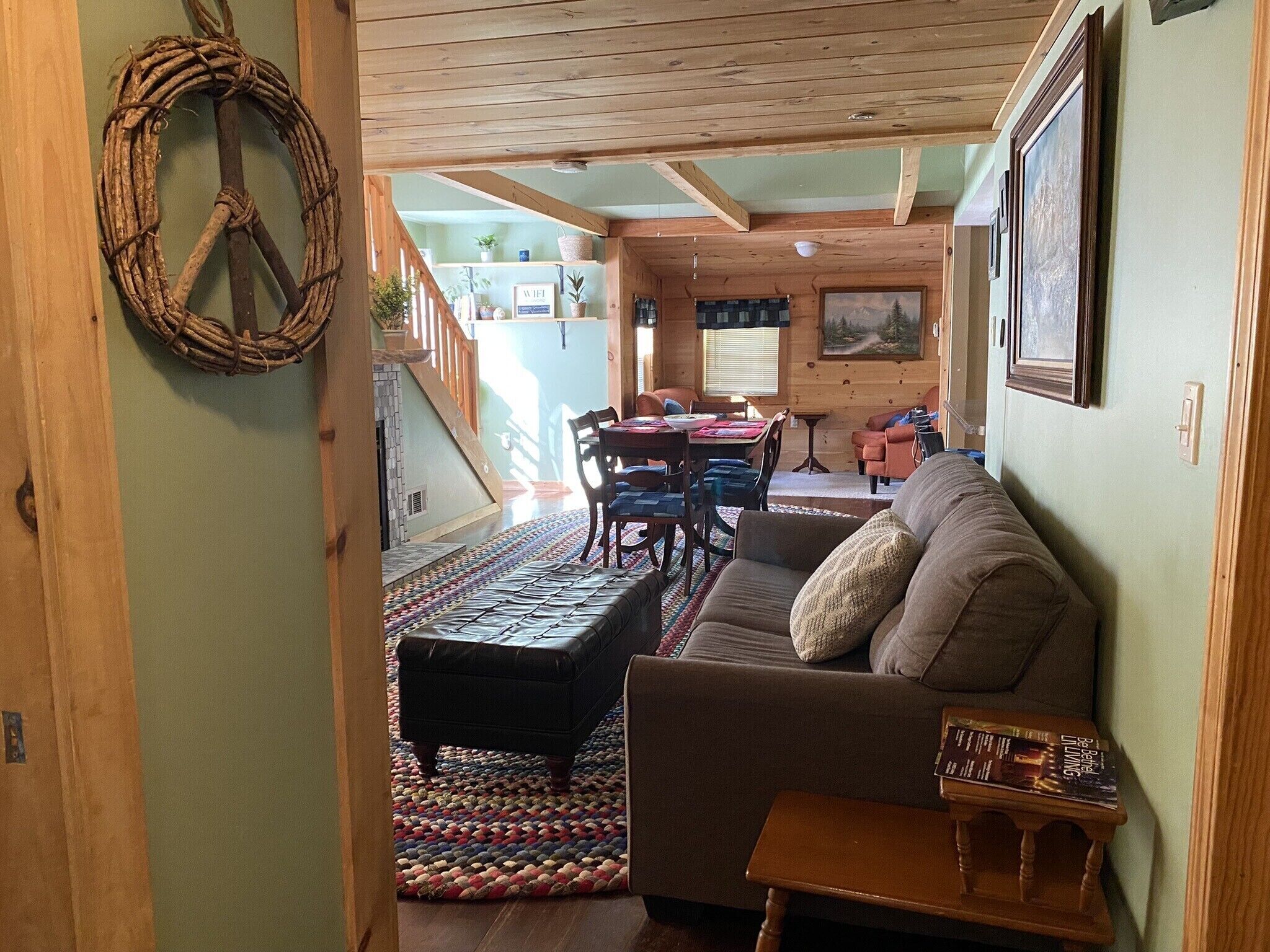 Fernseher, Kamin, Bücher