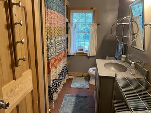 Duschwanne, Handtücher, Seife, Toilettenpapier