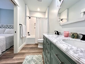 Kombinert dusj/badekar, hårføner, håndklær og såpe