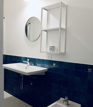 Dusche, Bidet, Handtücher