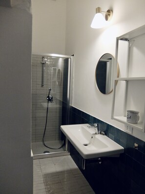 Dusche, Bidet, Handtücher