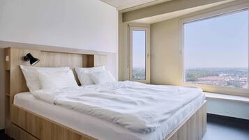 Two Room Platinum Plus | 1 Schlafzimmer, individuell eingerichtet, Schreibtisch