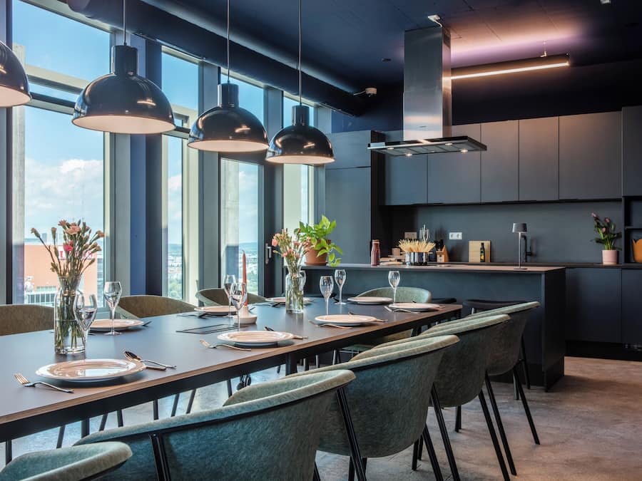 Großer Kühlschrank, Mikrowelle, Herdplatte, Espressomaschine