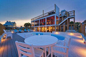 A heated pool - The Salty Pickle - Beach front access, Pickleball Court, Pool, Hot Tub! (St. George Island)