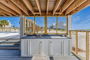 Terrace/patio - The Salty Pickle - Beach front access, Pickleball Court, Pool, Hot Tub! (St. George Island)