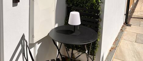 Apartamento, 2 camas de matrimonio | Restaurante al aire libre