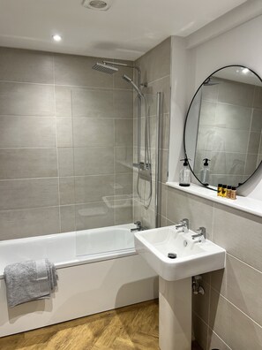 Bañera con ducha, bañera profunda, secador de pelo, toallas
