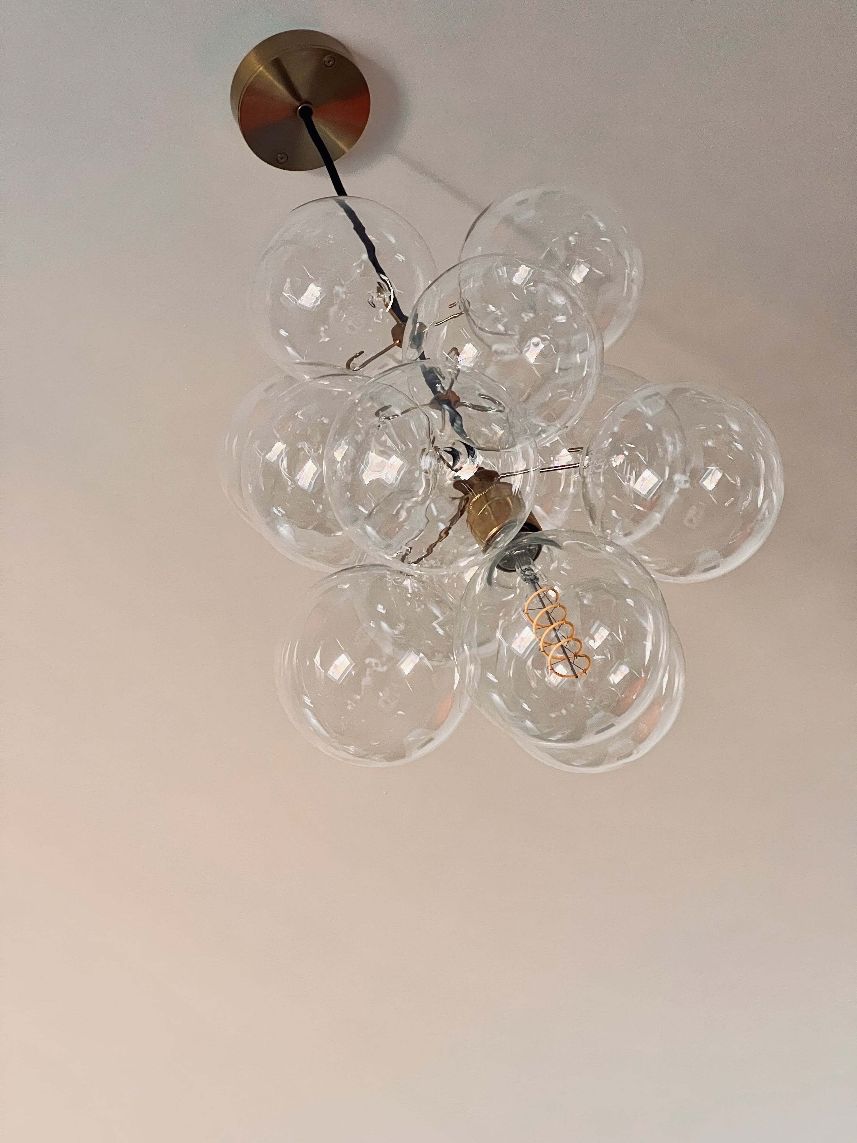 En loftlampe med flere klare glasskærme.