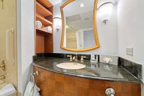 浴缸、吹风机、毛巾