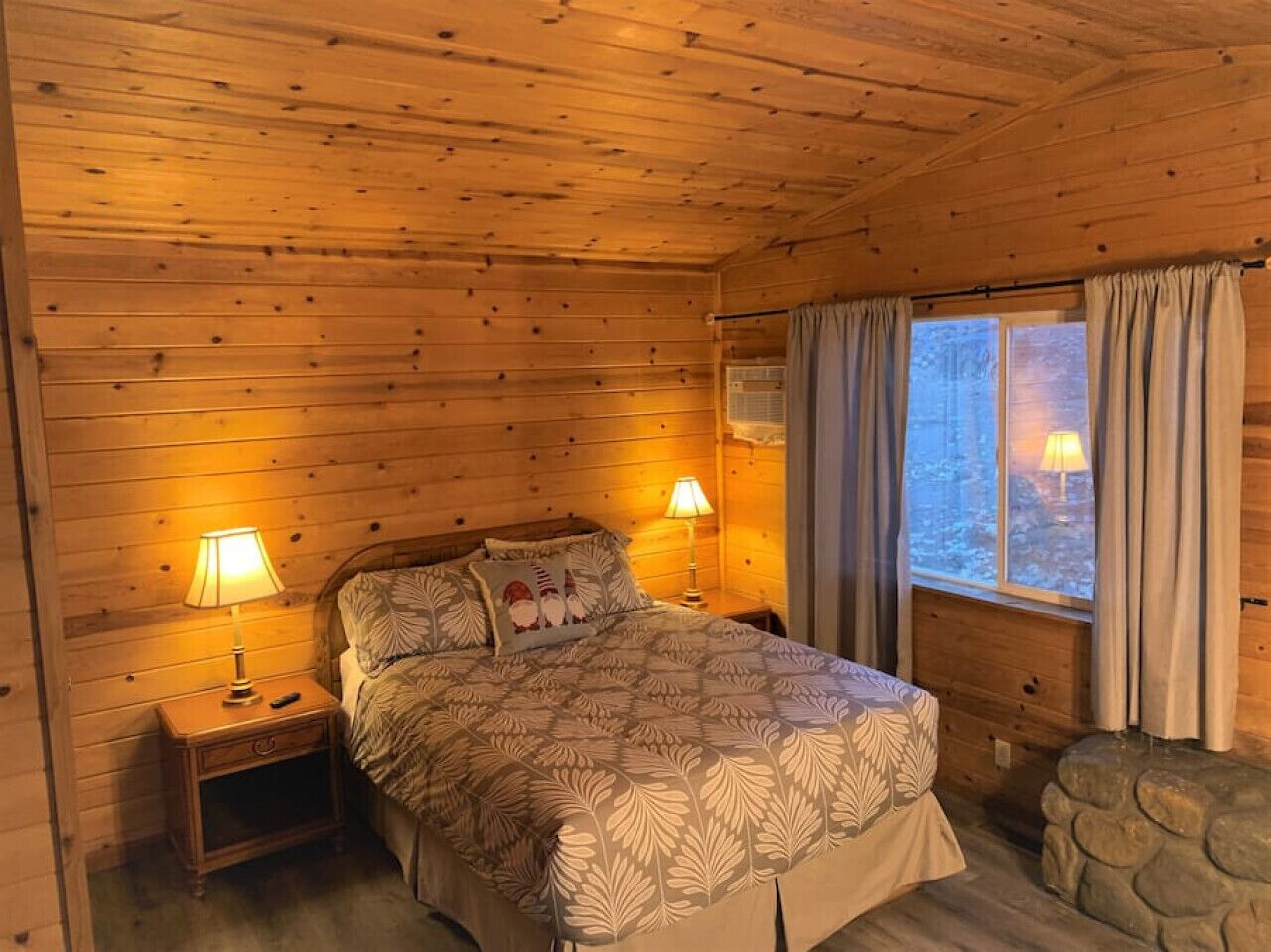 Lake-View Lodge Cabin 2 (2 min from the Village!)