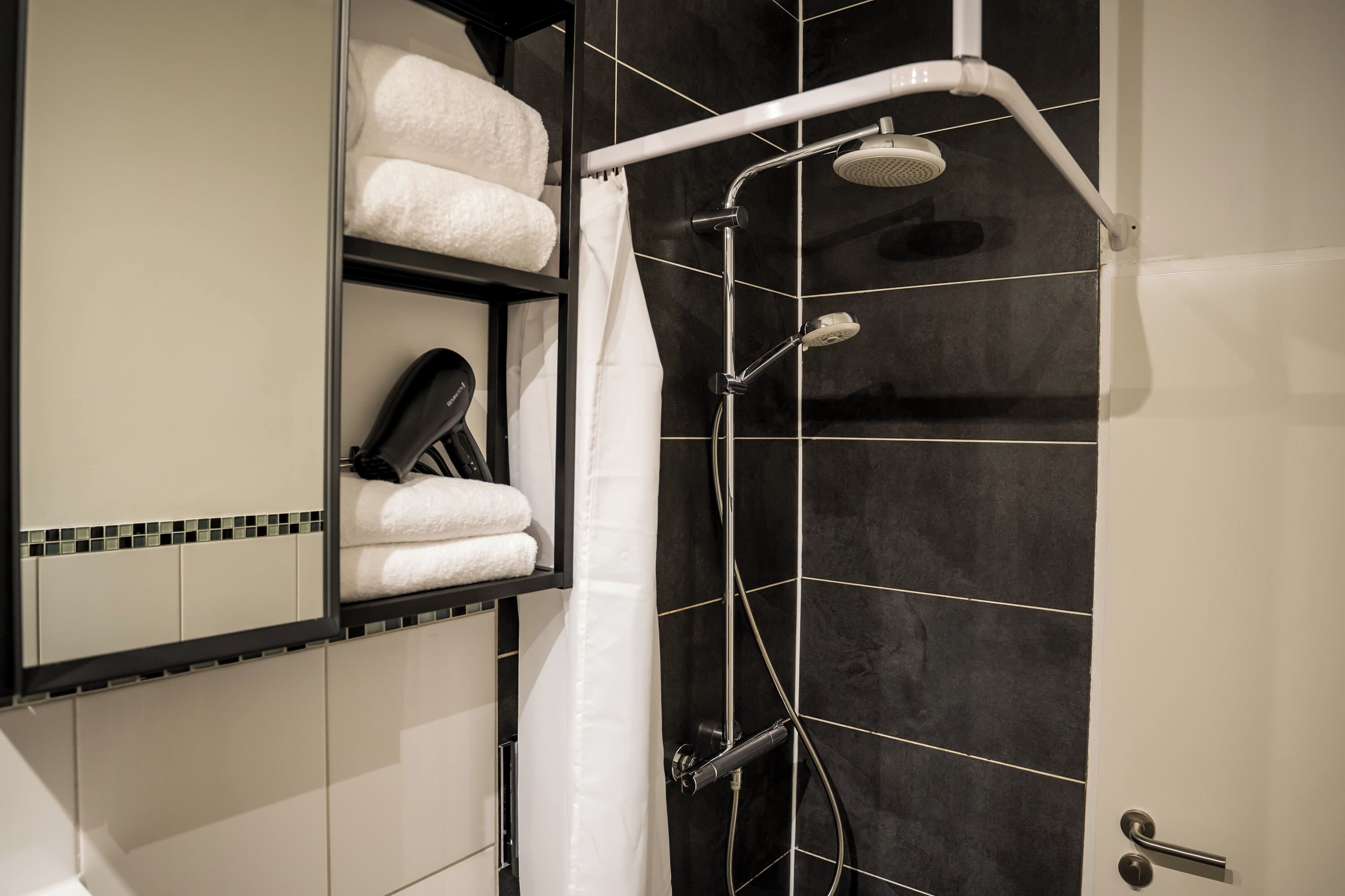 Een douche, een haardroger, handdoeken