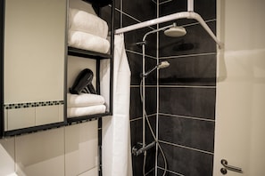 Shower, hair dryer, towels - Großzügige Wohnung in Berlin Mitte für 6 Gäste (Berlin)
