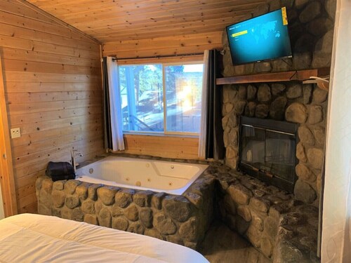 Cozy Lake-View Lodge Cabin #1 (2 BR Near Village)