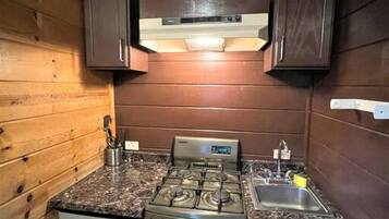 Microondas, cafetera o tetera, tostadora y utensilios de cocina