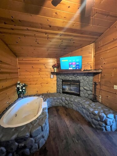 Secluded 2Bd Suite with Hot Tub - Bear Manor #7