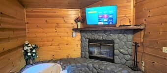 Secluded 2Bd Suite with Hot Tub - Bear Manor #7
